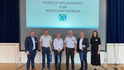 Bild: Isabel Sommerer/Landratsamt Tirschenreuth/exb
Die Initiatoren und Veranstalter des Wirtschaftsforums in Erbendorf: (von links) Anton Kunz (Leitung Kreisentwicklung und Wirtschaftsförderer), Matthias Koppmann (Institut für Energietechnik), Andreas Eder (Wirtschaftsförderung, Regierung der Oberpfalz), Bürgermeister Johannes Reger (Stadt Erbendorf), Rüdiger Laß (Förderbank Bayern) und Linda Wunderlich (Projektmanagerin Wirtschaftsförderung).