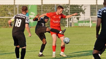 Bild: ref
Daouda Barry (links) vom SV Inter Bergsteig Amberg hat seinen Gegner von der DJK Arnschwang im (Fuß-)Griff.