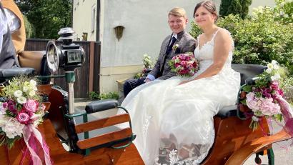 Bild: nza
In einer prachtvollen Kutsche fuhren Theresa und Jan Schäfer vor.