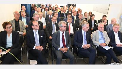 Bild: gf
Hochrangig die Ehrengäste waren zur Feierstunde anlässlich des 25. Geburtstags des
IT-Servicezentrums der bayerischen Justiz in Amberg gekommen (vorne, von links): CSU-Bundestagsabgeordnete Susanne Hierl, Ingo Kindler, Direktor des Amberger IT-Servicezentrums, Ministerialdirigent Heinz Peter Mair, Ministerialdirektor Winfried Brechmann, OLG-Präsident Thomas Dickert und Oberbürgermeister Michael Cerny.