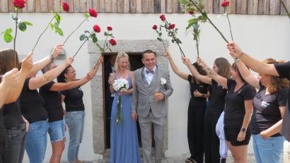 Bild: adj
Nach der Trauung dürfen Jürgen und Nadine Füssl durch ein Spalier an roten Rosen schreiten. Die Belegschaft von "d'Wirtschaft" ließ sich bei der Hochzeit ihres Wirtes natürlich nicht lange bitten.