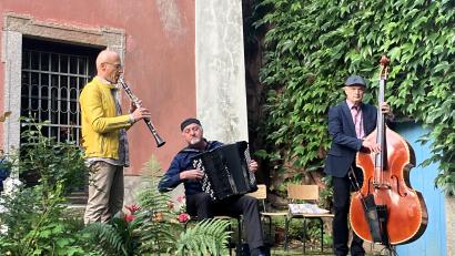 Bild: stg
Das Klezmer Connection Trio aus Salzburg eröffnete am Freitagabend die diesjährigen Wurzer Sommerkonzerte.
