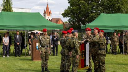 Bild: hbe
Rekruten des Logistikbataillon 472 aus Kümmersbruck legen auf dem Sportplatz in der Gemeinde Berg ihren Diensteid ab.