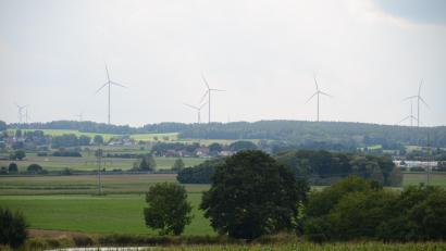 Bild: ak
Hauptsächlich im Flötztal hat der Gemeindeverbund der vier Gemeinden im Kemnather Land größere Vorrangflächen für die Nutzung der Windkraft an den Regionalen Planungsverband gemeldet. Dort sind Anlagen bis zu einer Höhe von 260 Meter möglich. Das Bild zeigt Anlagen zwischen Speichersdorf und Creußen.