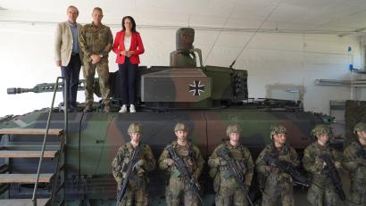 Bild: Fabian Borkner /exb
Auf dem modernen Schützenpanzer "Puma": MdL Alexander Flierl, Oberstleutnant Ralf Georgi und MdB Martina Englhardt-Kopf.