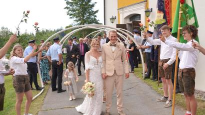 Bild: fvo
Franziska und Markus Hösl nach der Trauung am Kirchenportal der Söllitzer Wallfahrtskirche.