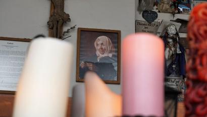 Archivbild: jut
Die Resl wird auch heute noch von vielen Menschen verehrt. Hier ein Bild von ihr in der Votivtafelkapelle auf dem Konnersreuther Friedhof.
