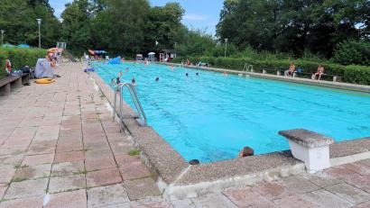 Bild: bsc
Schlechtes Wetter zu Beginn der Freibadsaison verursachte im Schwimmbad Friedenfels höhere Energiekosten. Dazu gab es jetzt eine leidenschaftliche Debatte im Gemeinderat.