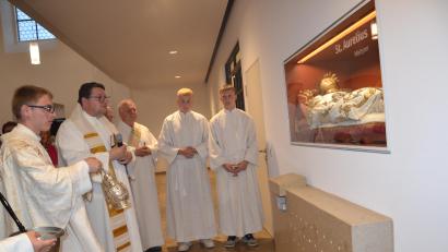Bild: gi
Der Heilige Aurelius erhält nach der Restaurierung auf seinem neuen Platz den Segen durch Neupriester Michael Steinhilber im Beisein von Pfarrer Udo Klösel, Professor Dr. Alfred Egid Hierold und Diakon Herbert Sturm und den Ministranten bei der Nachprimiz.