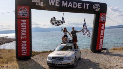 Bild: BackRoadClub/exb
Geschafft: Nach zwölf Tagen und 4500 Kilometern über Schotterpisten, Waldwege und Bergpässe sind Vanessa Aulinger und Fabian Schötz am 25. Juli im Ziel auf der Insel Krk in Kroatien angekommen. Von 138 Teams haben das "Pothole Rodeo" 110 Teams geschafft.