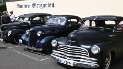 Bild: gf
Die Flotte der schwarzen „Gangster-Limousinen“ im Kummert-Biergarten.