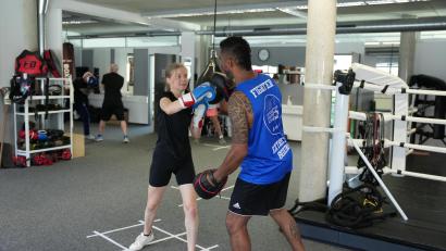 Bild: Jakob Graf
Boxtrainer Toby Mihalik und unsere Autorin Katharina Graf beim Pratzen-Training.