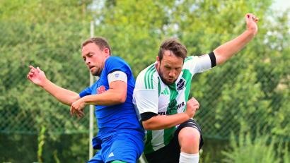 Bild: Thomas Schrems
Der Pechbrunner Timo Hollmann (rechts) wird von Jan Albert (TSV Arzberg-Röthenbach) geblockt.