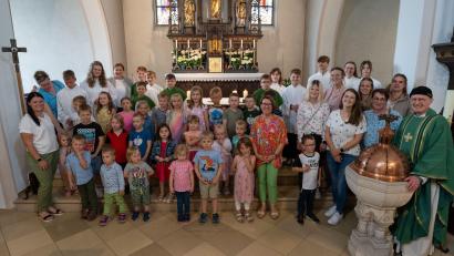 Bild: Alfred Bäumler
Kinder und Pfarrer Berthold Heller (rechts) verabschieden die Leiterin der Einrichtung St. Wolfgang Gabriele Bösl-Mrazek (vorne, Mitte).