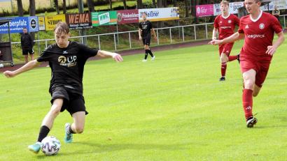 Bild: heh
Andreas Bäuml (links) und der FC Tirschenreuth machten mit dem 3:0-Sieg bei der SpVgg Wiesau (rote Trikots) den Fehltritt zwei Tage zuvor gegen Selb zumindest halbwegs wieder wett.