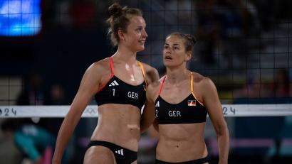 Bild: Louise Delmotte/AP
Das deutsche Duo tat sich zunächst schwer gegen das lettische Blockspiel.