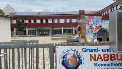 Bild: cv
Die Sanierung der Grund- und Mittelschule in Nabburg ist weitgehend abgeschlossen. Die Regierung hat nun der Stadt einen weiteren Zuschuss zugesagt.
