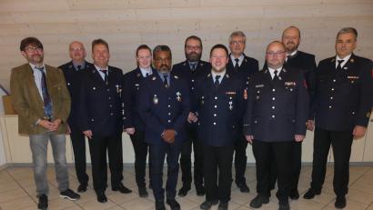 Bild: rn
Bürgermeister Wolfgang Haberberger (links), KBI Wolfgang Schwarz, Landrat Andreas Meier und KBM Jürgen Heider (von rechts) gratulieren den Trägern des Feuerwehr-Ehrenzeichens (von links): erste Reihe: Antony Frazier und Jörg Schläger; zweite Reihe: Jürgen Gebhardt, Martin Kreuzer, Barbara Tschierschnitz, Markus Ohla und Martin Kreuzer.