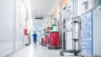 Symbolbild: Fabian Strauch/dpa
Im Gesundheitswesen – hier der Blick in eine Intensivstation – werden weiter Mitarbeiter gesucht.