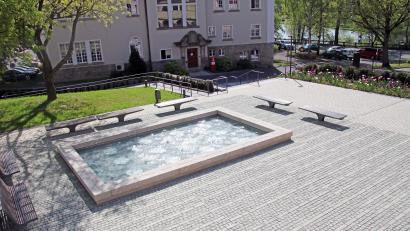 Archivbild: Fabian Polster/Landratsamt Tirschenreuth
Der Innenhof des Landratsamtes wurde unter Einbeziehung alten Baumaterials umgestaltet und mit einem Brunnen aufgewertet.