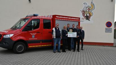 Bild: Manfred Kick
Von links: Manfred Kick, Beirat BWE, Nadja Heindl, Kassiererin, Thomas Sehr, 2. Vorsitzender mit neuem 
Defibrillator, Franz Kummer, Beirat BWE, Christian Heindl, 1. Vorsitzender und Johann Pilarski, Beirat BWE.