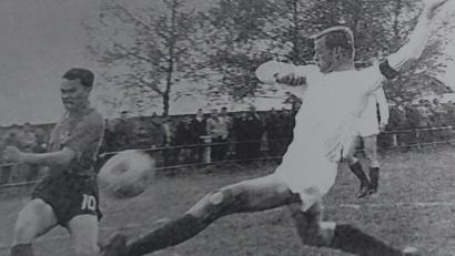 Archivbild: SpVgg Vohenstrauß
Rudi Scholz (rechts) in Aktion: Der ehemalige Spielführer der SpVgg Vohenstrauß in der Bayern- und Landesliga ist im Alter von 89 Jahren verstorben.