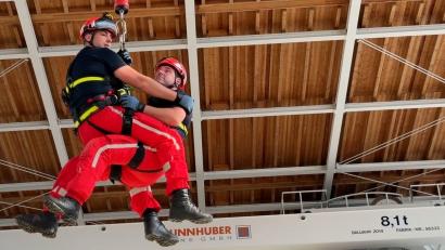Bild: Heike Unger
Die Höhenrettungsgruppe der Berufsfeuerwehr Regensburg trainiert einmal im Jahr im Bergwacht-Zentrum für Sicherheit und Ausbildung Bad Tölz. Mit dabei: Andreas Kraus (links) aus Mitterteich.