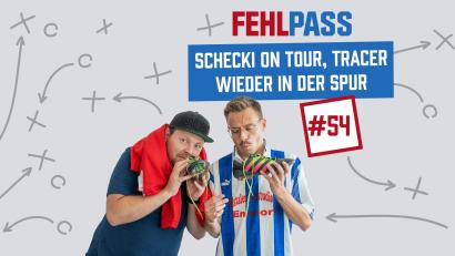Bild: Marina Gube
Ganz nah am Geschehen: Faktenschecki (links) schaute sich am Wochenende viereinhalb Spiele an, Tracer gewann endlich mal wieder ein Pflichtspiel.