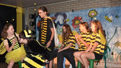 Bild: Kathrin Hennig
Maja (links) und Willi in der Bienenschule.
