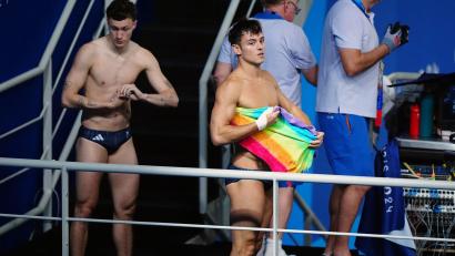 Bild: Mike Egerton/PA Wire/dpa
Wasserspringer Tom Daley (r) ist eine Ikone der LGBTQI+-Community.