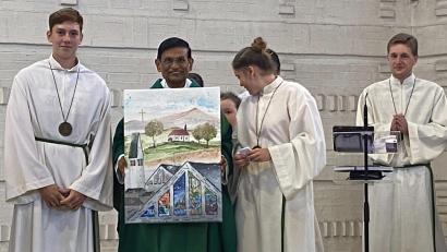 Bild: exb; Kirche/Otmar Buchmann
Die Ministranten verabschiedeten ihren Pfarrer mit einem Bild von der Kirche Mariä Himmelfahrt und der Bergkirche. Es war ein bewegender Moment, der die Dankbarkeit und die Wertschätzung der Gemeinde für seine Arbeit und seinen Einsatz deutlich machte. Sein Wechsel in die Pfarrei Saal an der Donau markiert einen neuen Anfang, sowohl für ihn als auch für die Pfarrei.
