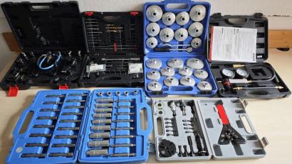 Bild: Polizeiinspektion Amberg
Die Amberger Polizei sucht den oder die Besitzer dieser Werkzeugkoffer: Die Ermittler vermuten, dass diese gestohlen wurden.