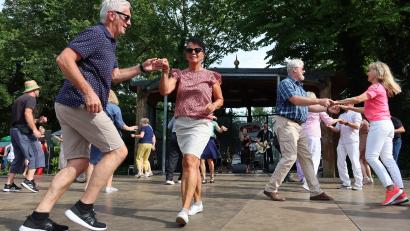 Bild: Kunz
Die "Boogie Notes" aus Nürnberg mischen den Max-Reger-Park auf. Das Publikum tanzt begeistert mit.