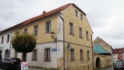 Bild: wel
Ungenutzte Leerstände gibt es in Oberviechtach genügend, wie hier das ehemalige Hasenbachhaus in der Bahnhofstraße.