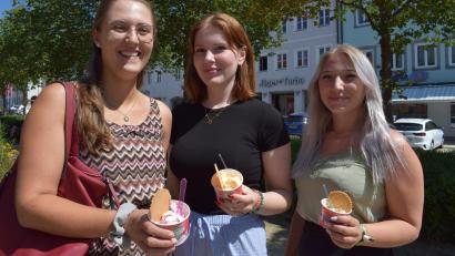 Bild: szl
Diese drei Sparkassen-Mitarbeiterinnen gönnten sich eine Erfrischung in der Mittagspause - Oberpfalzmedien spendierte seinen Lesern und Nutzern am Dienstag zwei Kugeln Eis.