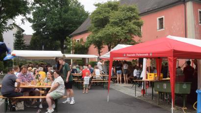 Archivbild: fz
Mit einem großen Angebot an Trinken, Essen und Musik wartet die Festmeile "Dorfplatz" in Püchersreuth auf die Besucher