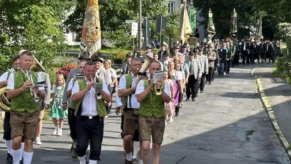Bild: gis
Den Festzug zur Schützenhalle führten die Mehlmeiseler Dorfmusikanten an. Dahinter reihten sich alle Vereine des Schützengaues Armesberg sowie Gemeinschaften aus dem Ort und der Umgebung ein.