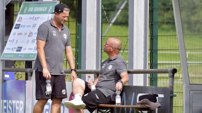 Bild: Hubert Ziegler
Kai Hempel (links) und Markus Kipry, des Trainergespann des Fußball-Bayernligisten DJK Gebenbach, hat nach dem Fehlstart in die Saison erhöhten Gesprächsbedarf.