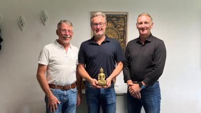 Bild: Verein Licht für Kinder
Spendenübergabe der Firma Vogt an den Verein "Licht für Kinder" (von links): Peter Meckler (Vorsitzender von "Licht für Kinder"), Gerald Vogt und Adrian Mose (Spendenmanager von "Licht für Kinder“).