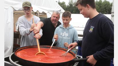 Bild: Hirsch
Küchenmeister Peter Beer leitet die Jugendlichen in der Feldküche an und unterstützt sie beim Rühren der Tomatensoße in der Gusspfanne.