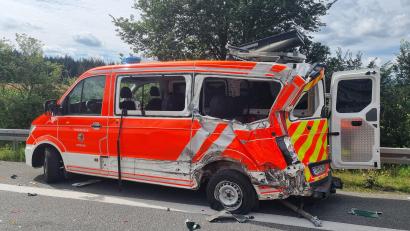 Bild: Feuerwehr Wiesau/exb
Das Vorwarnfahrzeug der Feuerwehr Wiesau ist komplett demoliert. Ein Sattelzug war ins Heck des VW Crafter geprallt.