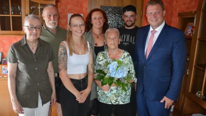 Bild: jr
Jubilarin Ingeborg Domke (Dritte von rechts) zusammen mit (von links) Tochter Elke und Schwiegersohn Helmut, Urenkelin Nina-Marie, Enkelin Anja und Urenkel Bastian sowie (rechts) Bürgermeister Stefan Grillmeier.