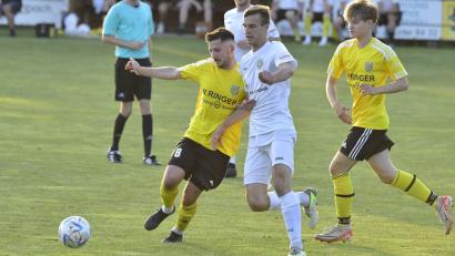 Bild: Ziegler
Der SV Hahnbach (gelbe Trikots) verlor gegen die SpVgg Ansbach mit 1:8.