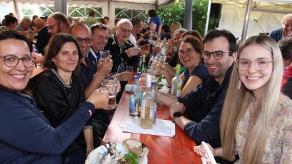 Bild: kro
Diese Gäste aus Großensees hatten schon am frühen Abend viel Spaß und gute Laune auf dem Weinfest in Wondreb.