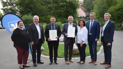 Bild: bö
(von links): Verbandprüferin Annette Weiß, Aufsichtsrat Markus Dollacker, Vorstand Michael Doblinger, Die Aufsichtsräte Josef Gilch und Christa Bauer, Vorstand Karl Schlagbauer und Aufsichtsratsvorsitzender Alfred Hantsch.