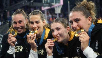 Bild: Maximilian Specht/dpa
Goldener Glanz: Die 3x3-Basketballerinnen sind Olympiasieger.