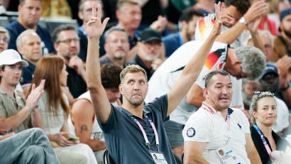 Bild: Marcus Brandt/dpa
Dirk Nowitzki bejubelt das Weiterkommen der deutschen Basketballer.