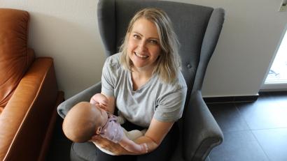 Bild: Jennifer Battaglia
Andrea Vogel und ihre jüngste Tochter, die fünf Monate alte Eni. Für die 38-Jährige aus Kümmersbruck war es aufgrund ihrer Endometriose-Erkrankung alles andere als einfach, schwanger zu werden.