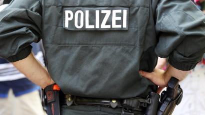 Symbolbild: Oliver Berg/dpa
Der 61-Jährige versuchte, nach der Waffe im Holster zu greifen.