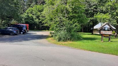 Bild: kro
Der Parkplatz bei der Kapelle Maria Frieden soll optisch aufgewertet werden. Eine Asphaltierung ist laut Bürgermeister Wolfgang Braun aber nicht vorgesehen.